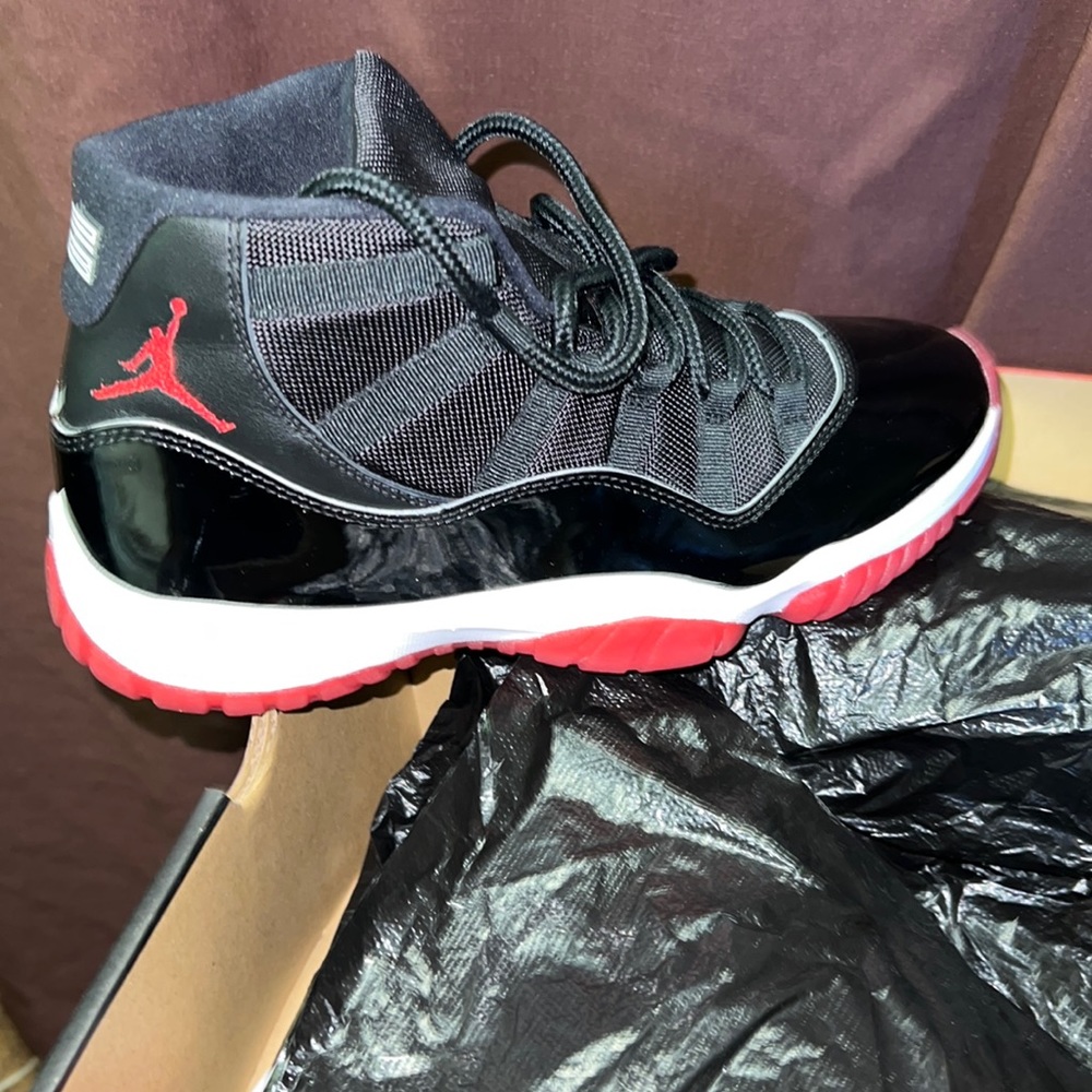Hi I’m selling my air Jordan 11 retro breds